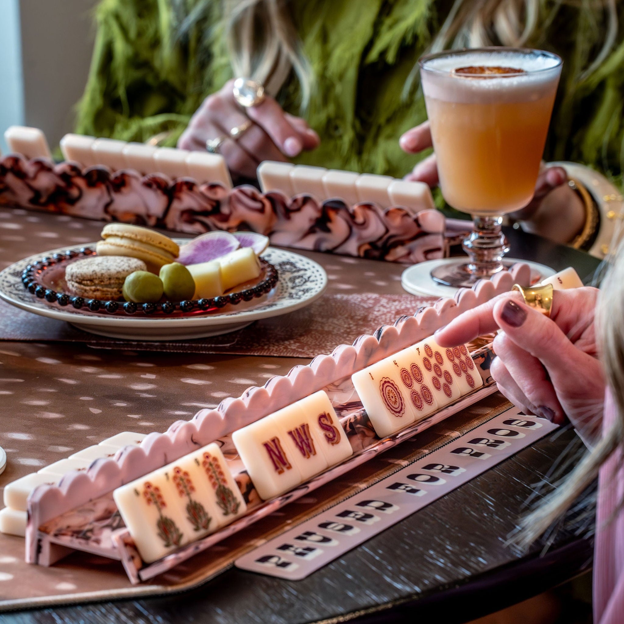 Bordeaux Marble Scalloped Acrylic Mahjong Rack Set