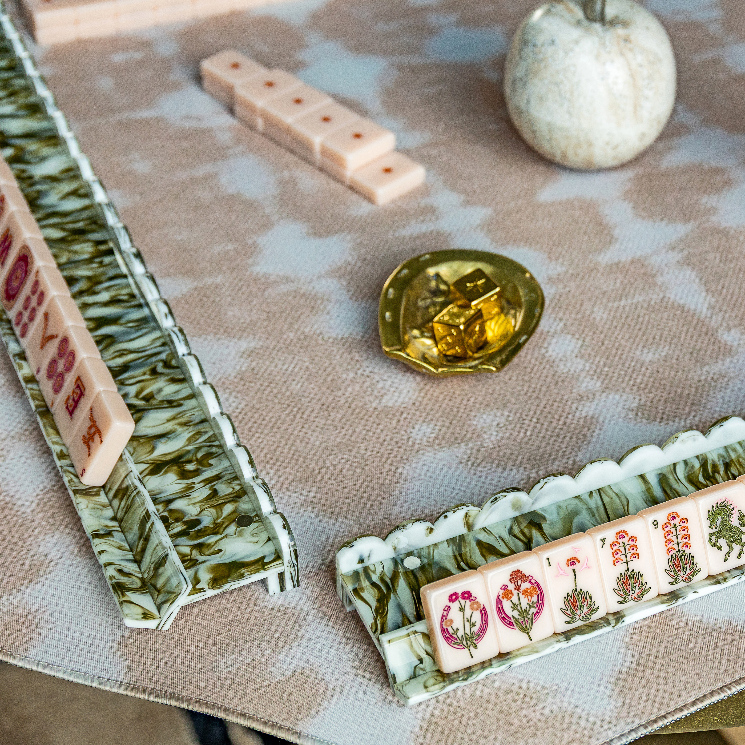 Ivy Marble Scalloped Acrylic Mahjong Rack Set