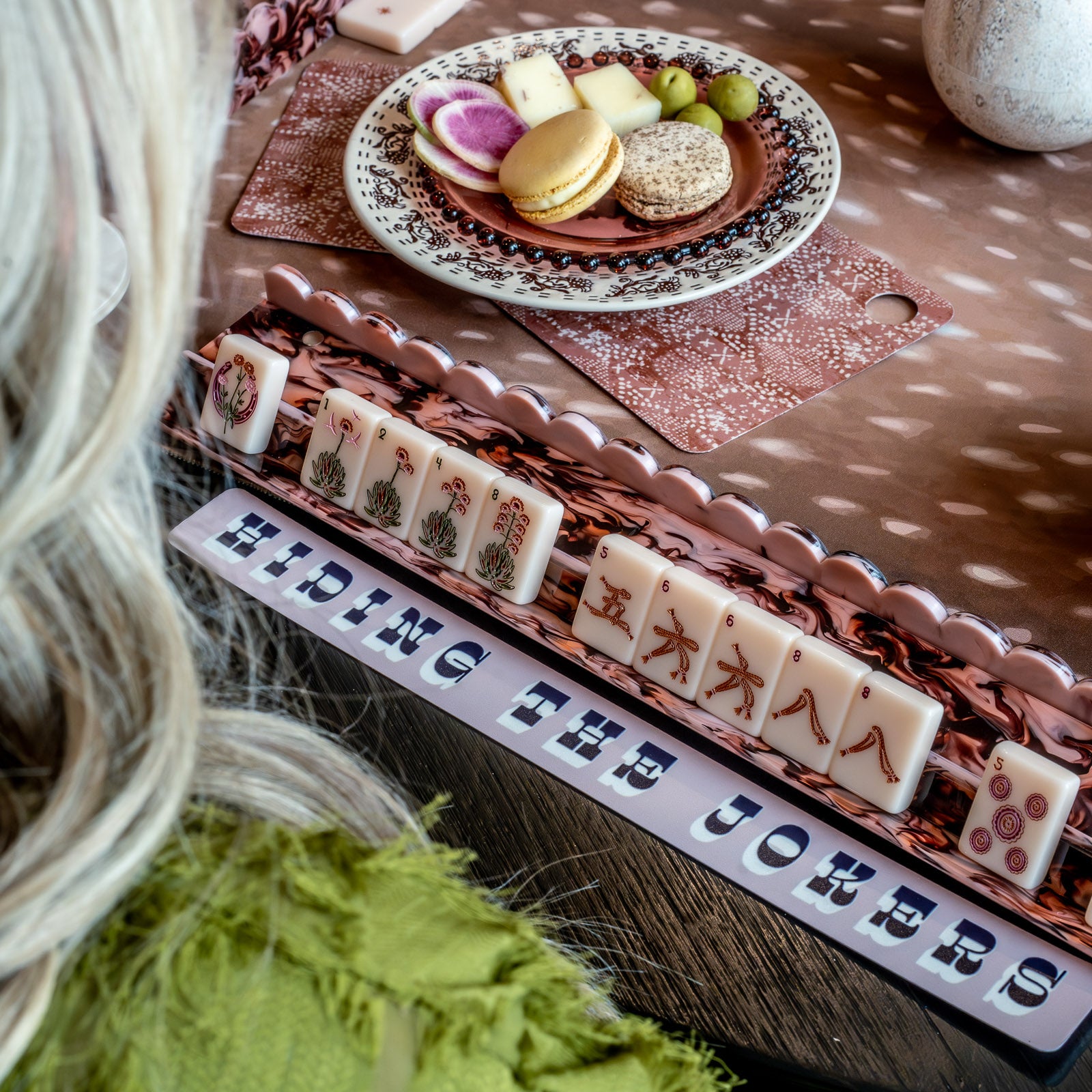 Bordeaux Marble Scalloped Acrylic Mahjong Rack Set